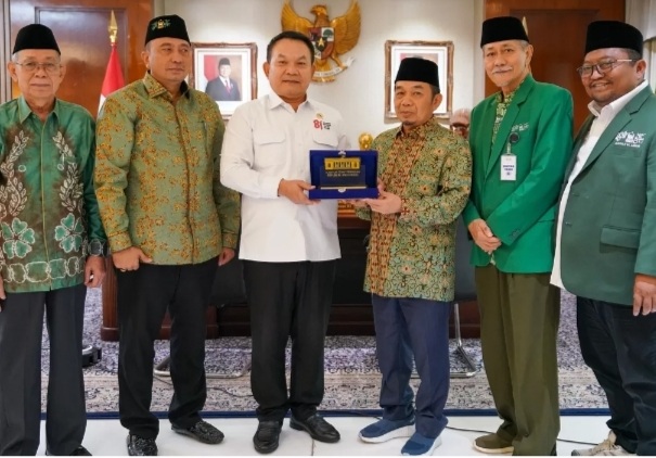 Ketua Umum PB Mathla'ul Anwar Dr. KH Jazuli Juwaini MA, MM (tiga, kanan) beserta jajaran pengurus saat bersilaturahmi dengan Jendral TNI (Purn.) Dr. Dudung Abdurrachman (tiga, kiri) saat Jendral Dudung masih menjabat sebagai Kepala Staf Kepresidenan pada 23 September 2026 (Foto: Istimewa)
