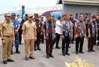 Wakil Jaksa Agung Prof. Asep N. Mulyana (ketiga dari kiri) bersama unsur pimpinan Mahkamah Agung, Kejaksaan Agung dan Polri saat kunjungan kerja terpadu di Kendari, Sulawesi Tenggara, Selasa (13/10/2026). (Foto: Dok. Puspenkum Kejagung)