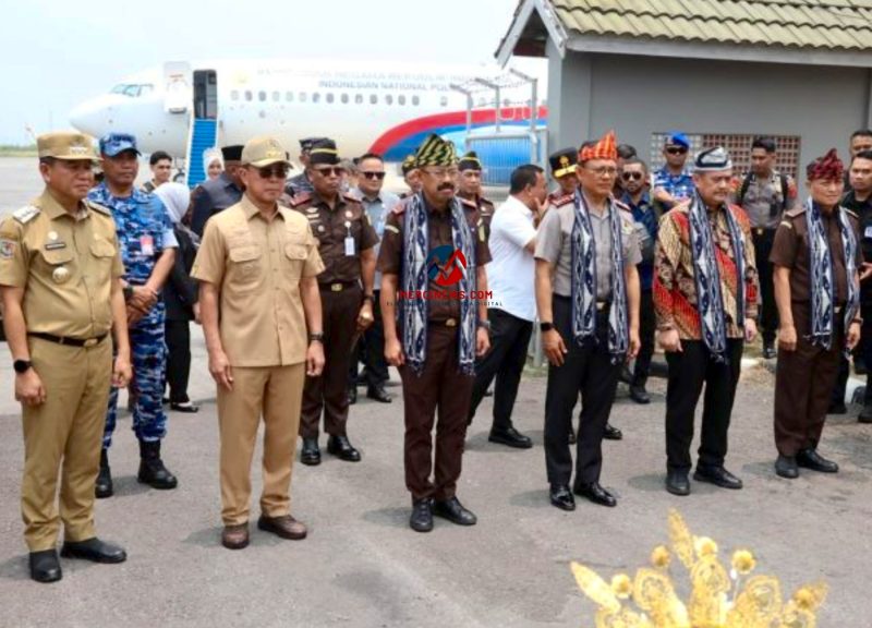 Wakil Jaksa Agung Prof. Asep N. Mulyana (ketiga dari kiri) bersama unsur pimpinan Mahkamah Agung, Kejaksaan Agung dan Polri saat kunjungan kerja terpadu di Kendari, Sulawesi Tenggara, Selasa (13/10/2026). (Foto: Dok. Puspenkum Kejagung)