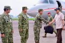 Dankoharmatau Marsda TNI Rudolf P. Buulolo menyambut kunjungan Menhan RI Jenderal TNI (Purn.) Sjafrie Sjamsoeddin beserta rombongan ke sejumlah industri pertahanan di Bandung, Selasa (27/10/2026). (Foto: Dok. Penkoharmatau)