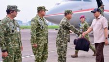 Dankoharmatau Marsda TNI Rudolf P. Buulolo menyambut kunjungan Menhan RI Jenderal TNI (Purn.) Sjafrie Sjamsoeddin beserta rombongan ke sejumlah industri pertahanan di Bandung, Selasa (27/10/2026). (Foto: Dok. Penkoharmatau)