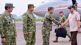 Dankoharmatau Marsda TNI Rudolf P. Buulolo menyambut kunjungan Menhan RI Jenderal TNI (Purn.) Sjafrie Sjamsoeddin beserta rombongan ke sejumlah industri pertahanan di Bandung, Selasa (27/10/2026). (Foto: Dok. Penkoharmatau)