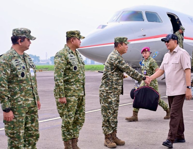 Dankoharmatau Marsda TNI Rudolf P. Buulolo menyambut kunjungan Menhan RI Jenderal TNI (Purn.) Sjafrie Sjamsoeddin beserta rombongan ke sejumlah industri pertahanan di Bandung, Selasa (27/10/2026). (Foto: Dok. Penkoharmatau)