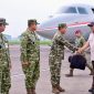 Dankoharmatau Marsda TNI Rudolf P. Buulolo menyambut kunjungan Menhan RI Jenderal TNI (Purn.) Sjafrie Sjamsoeddin beserta rombongan ke sejumlah industri pertahanan di Bandung, Selasa (27/10/2026). (Foto: Dok. Penkoharmatau)