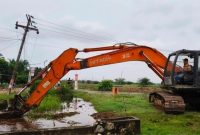 PTPN IV PalmCo melakukan normalisasi sungai dan saluran drainase di Dusun VI, Desa Meranti Paham, Kecamatan Panai Hulu, Kabupaten Labuhanbatu, Sumatera Utara, sebagai langkah antisipasi untuk mengurangi risiko banjir menjelang puncak musim hujan. (Foto: Dok. PTPN IV PalmCo)