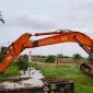 PTPN IV PalmCo melakukan normalisasi sungai dan saluran drainase di Dusun VI, Desa Meranti Paham, Kecamatan Panai Hulu, Kabupaten Labuhanbatu, Sumatera Utara, sebagai langkah antisipasi untuk mengurangi risiko banjir menjelang puncak musim hujan. (Foto: Dok. PTPN IV PalmCo)