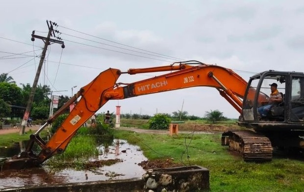 PTPN IV PalmCo melakukan normalisasi sungai dan saluran drainase di Dusun VI, Desa Meranti Paham, Kecamatan Panai Hulu, Kabupaten Labuhanbatu, Sumatera Utara, sebagai langkah antisipasi untuk mengurangi risiko banjir menjelang puncak musim hujan. (Foto: Dok. PTPN IV PalmCo)