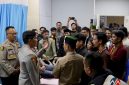 Kapolda Sumsel Irjen Pol Rony Samtana menjenguk korban bentrokan mahasiswa dan salah satu ormas di RS Bhayangkara Moh Hasan Palembang, pada Selasa (13/10/2026) malam. (Foto: istimewa)