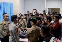 Kapolda Sumsel Irjen Pol Rony Samtana menjenguk korban bentrokan mahasiswa dan salah satu ormas di RS Bhayangkara Moh Hasan Palembang, pada Selasa (13/10/2026) malam. (Foto: istimewa)
