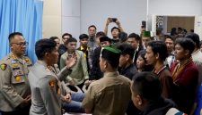 Kapolda Sumsel Irjen Pol Rony Samtana menjenguk korban bentrokan mahasiswa dan salah satu ormas di RS Bhayangkara Moh Hasan Palembang, pada Selasa (13/10/2026) malam. (Foto: istimewa)