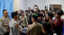Kapolda Sumsel Irjen Pol Rony Samtana menjenguk korban bentrokan mahasiswa dan salah satu ormas di RS Bhayangkara Moh Hasan Palembang, pada Selasa (13/10/2026) malam. (Foto: istimewa)