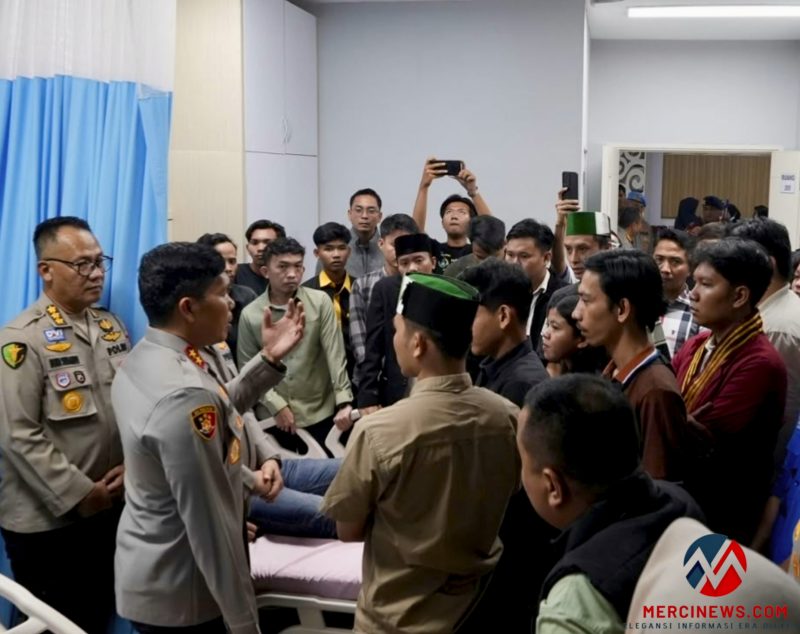 Kapolda Sumsel Irjen Pol Rony Samtana menjenguk korban bentrokan mahasiswa dan salah satu ormas di RS Bhayangkara Moh Hasan Palembang, pada Selasa (13/10/2026) malam. (Foto: istimewa)