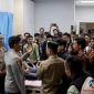 Kapolda Sumsel Irjen Pol Rony Samtana menjenguk korban bentrokan mahasiswa dan salah satu ormas di RS Bhayangkara Moh Hasan Palembang, pada Selasa (13/10/2026) malam. (Foto: istimewa)