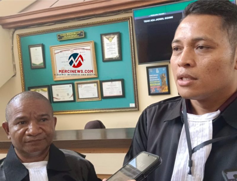Kuasa Hukum RU menyampaikan keterangan pers kepada awak media di PN Denpasar, Kamis (15/10/2026). (Foto: istimewa)