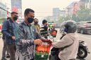 Pembagian masker kepada pengendara di Pontianak, Kalimantan Barat. (Foto: Dok. PTPN IV PalmCo)