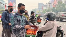 Pembagian masker kepada pengendara di Pontianak, Kalimantan Barat. (Foto: Dok. PTPN IV PalmCo)