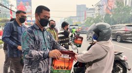 Pembagian masker kepada pengendara di Pontianak, Kalimantan Barat. (Foto: Dok. PTPN IV PalmCo)