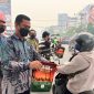 Pembagian masker kepada pengendara di Pontianak, Kalimantan Barat. (Foto: Dok. PTPN IV PalmCo)