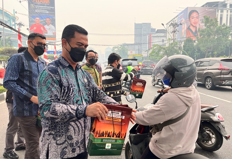 Pembagian masker kepada pengendara di Pontianak, Kalimantan Barat. (Foto: Dok. PTPN IV PalmCo)