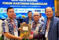 Pendiri FWK Hendry Ch Bangun (tengah) didampingi Koordinator Nasional FWK Raja Parlindungan Pane (kanan) menyerahkan SK Koordinator FWK Wilayah DKI Jakarta kepada Herdiana alias Rendy (kiri) dalam Rakernas FWK di Jakarta, Sabtu (24/10/2026). (Foto: istimewa)