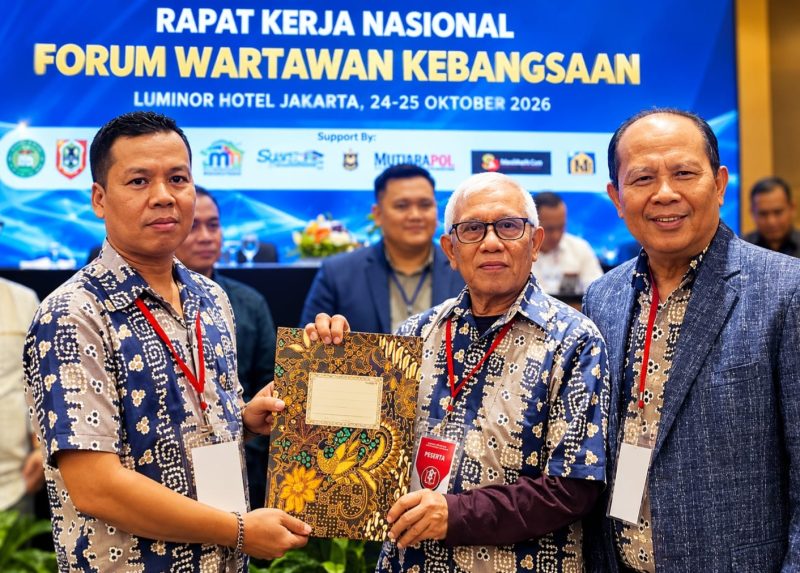 Pendiri FWK Hendry Ch Bangun (tengah) didampingi Koordinator Nasional FWK Raja Parlindungan Pane (kanan) menyerahkan SK Koordinator FWK Wilayah DKI Jakarta kepada Herdiana alias Rendy (kiri) dalam Rakernas FWK di Jakarta, Sabtu (24/10/2026). (Foto: istimewa)