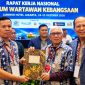 Pendiri FWK Hendry Ch Bangun (tengah) didampingi Koordinator Nasional FWK Raja Parlindungan Pane (kanan) menyerahkan SK Koordinator FWK Wilayah DKI Jakarta kepada Herdiana alias Rendy (kiri) dalam Rakernas FWK di Jakarta, Sabtu (24/10/2026). (Foto: istimewa)