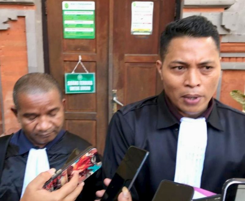 Kuasa Hukum RU menyampaikan keterangan pers usai sidang di PN Denpasar, Kamis (8/10/2026). (Foto: istimewa)