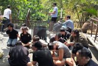 Sebanyak 17 warga negara asing (WNA) asal Malaysia dan Singapura diamankan petugas Kantor Imigrasi Ngurah Rai karena diduga menjalankan bisnis pinjaman uang secara daring di kawasan Dalung, Kecamatan Kuta Utara, Kabupaten Badung, Bali. (Foto: Dok. Kanim Ngurah Rai)