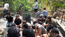 Sebanyak 17 warga negara asing (WNA) asal Malaysia dan Singapura diamankan petugas Kantor Imigrasi Ngurah Rai karena diduga menjalankan bisnis pinjaman uang secara daring di kawasan Dalung, Kecamatan Kuta Utara, Kabupaten Badung, Bali. (Foto: Dok. Kanim Ngurah Rai)