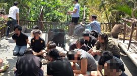 Sebanyak 17 warga negara asing (WNA) asal Malaysia dan Singapura diamankan petugas Kantor Imigrasi Ngurah Rai karena diduga menjalankan bisnis pinjaman uang secara daring di kawasan Dalung, Kecamatan Kuta Utara, Kabupaten Badung, Bali. (Foto: Dok. Kanim Ngurah Rai)