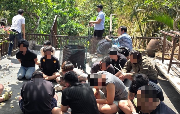 Sebanyak 17 warga negara asing (WNA) asal Malaysia dan Singapura diamankan petugas Kantor Imigrasi Ngurah Rai karena diduga menjalankan bisnis pinjaman uang secara daring di kawasan Dalung, Kecamatan Kuta Utara, Kabupaten Badung, Bali. (Foto: Dok. Kanim Ngurah Rai)