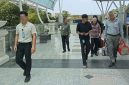 Petugas Rudenim Denpasar mengawal deportasi WNA asal Iran di Bandara Internasional I Gusti Ngurah Rai pada Jumat (9/10/2026). (Foto: Dok. Rudenim Denpasar)
