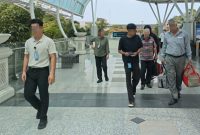 Petugas Rudenim Denpasar mengawal deportasi WNA asal Iran di Bandara Internasional I Gusti Ngurah Rai pada Jumat (9/10/2026). (Foto: Dok. Rudenim Denpasar)