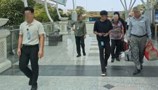 Petugas Rudenim Denpasar mengawal deportasi WNA asal Iran di Bandara Internasional I Gusti Ngurah Rai pada Jumat (9/10/2026). (Foto: Dok. Rudenim Denpasar)