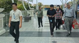 Petugas Rudenim Denpasar mengawal deportasi WNA asal Iran di Bandara Internasional I Gusti Ngurah Rai pada Jumat (9/10/2026). (Foto: Dok. Rudenim Denpasar)