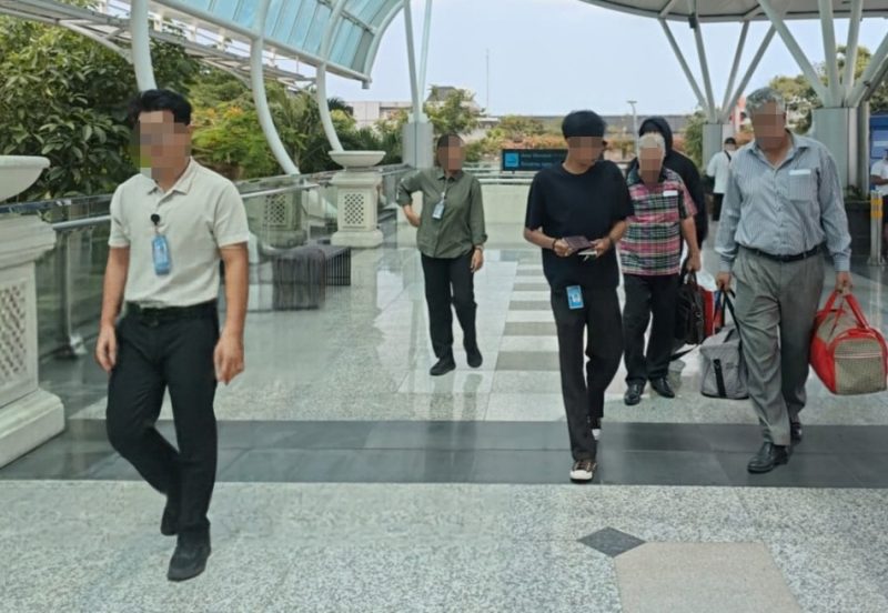 Petugas Rudenim Denpasar mengawal deportasi WNA asal Iran di Bandara Internasional I Gusti Ngurah Rai pada Jumat (9/10/2026). (Foto: Dok. Rudenim Denpasar)