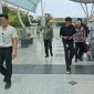 Petugas Rudenim Denpasar mengawal deportasi WNA asal Iran di Bandara Internasional I Gusti Ngurah Rai pada Jumat (9/10/2026). (Foto: Dok. Rudenim Denpasar)
